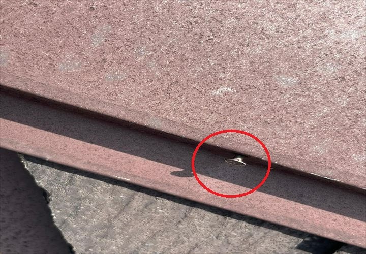 棟板金を留める釘の浮き